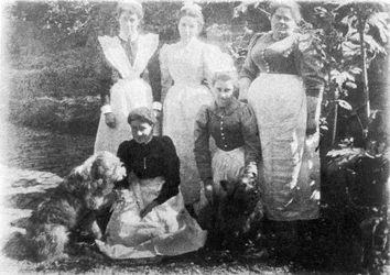 Sophia Farrell y criadas, 1899